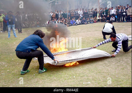 Gujranwala, Pakistan. 13 feb 2019. Gli studenti del governo Islamia Collage partecipano attivamente ai soccorsi di emergenza antincendio e di formazione condotta dai funzionari del dipartimento della difesa nel corso di sicuro il programma della società detenute presso il College locali di Gujranwala Mercoledì, 13 febbraio 2019. Credito: Asianet-Pakistan/Alamy Live News Foto Stock