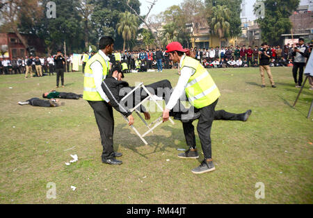 Gujranwala, Pakistan. 13 feb 2019. Gli studenti del governo Islamia Collage partecipano attivamente ai soccorsi di emergenza antincendio e di formazione condotta dai funzionari del dipartimento della difesa nel corso di sicuro il programma della società detenute presso il College locali di Gujranwala Mercoledì, 13 febbraio 2019. Credito: Asianet-Pakistan/Alamy Live News Foto Stock