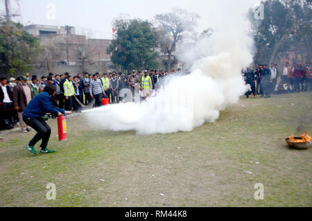 Gujranwala, Pakistan. 13 feb 2019. Gli studenti del governo Islamia Collage partecipano attivamente ai soccorsi di emergenza antincendio e di formazione condotta dai funzionari del dipartimento della difesa nel corso di sicuro il programma della società detenute presso il College locali di Gujranwala Mercoledì, 13 febbraio 2019. Credito: Asianet-Pakistan/Alamy Live News Foto Stock