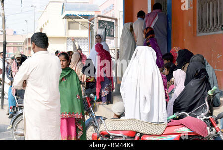 Gujranwala, Pakistan. 13 feb 2019. I pazienti sono preoccupato in quanto il paziente in uscita reparto (OPD) è chiusa a causa di scioperi dei giovani medici in associazione, a Chandka Medical College in Larkana Mercoledì, 13 febbraio 2019. Credito: Asianet-Pakistan/Alamy Live News Foto Stock