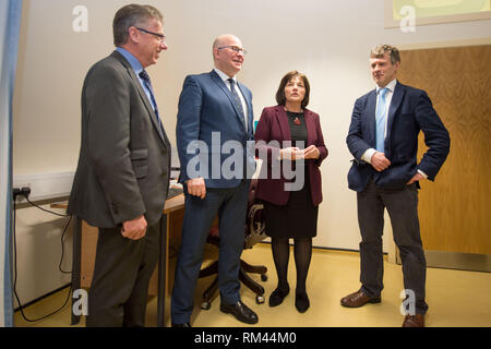 Glasgow, Regno Unito. Il 13 febbraio 2019. (L-R) David Williams CO GC HPCP; Dr Andrew Buist, sedia di BMA Scozia la Scottish Medici di Medicina Generale Comitato; Jean Freeman, Cabinet Segretario per la salute e lo sport; Alastair Douglas GP in chirurgia Allander chi sono nella foto si vede la visita di un GP Pratica - la chirurgia Allander in Posil, Glasgow. La Segretaria di salute annuncerà i finanziamenti per un regime di dare GPs supporto extra con il costo di funzionamento delle rispettive pratiche. Foto Stock