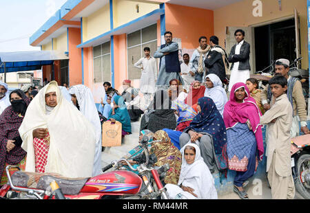 Gujranwala, Pakistan. 13 feb 2019. I pazienti sono preoccupato in quanto il paziente in uscita reparto (OPD) è chiusa a causa di scioperi dei giovani medici in associazione, a Chandka Medical College in Larkana Mercoledì, 13 febbraio 2019. Credito: Asianet-Pakistan/Alamy Live News Foto Stock