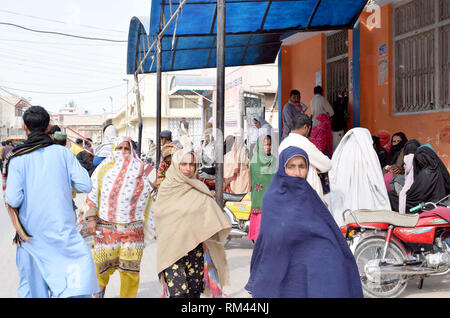 Gujranwala, Pakistan. 13 feb 2019. I pazienti sono preoccupato in quanto il paziente in uscita reparto (OPD) è chiusa a causa di scioperi dei giovani medici in associazione, a Chandka Medical College in Larkana Mercoledì, 13 febbraio 2019. Credito: Asianet-Pakistan/Alamy Live News Foto Stock