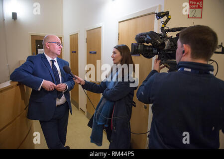 Glasgow, Regno Unito. Il 13 febbraio 2019. (Sinistra) Dr Andrew Buist, sedia di BMA Scozia la Scottish Medici di Medicina Generale Comitato visto intervistata durante una visita con armadietto Segretario per la salute e lo sport in un GP Pratica - la chirurgia Allander in Posil, Glasgow. La Segretaria di salute annuncerà i finanziamenti per un regime di dare GPs supporto extra con il costo di funzionamento delle rispettive pratiche. Credito: Colin Fisher/Alamy Live News Foto Stock