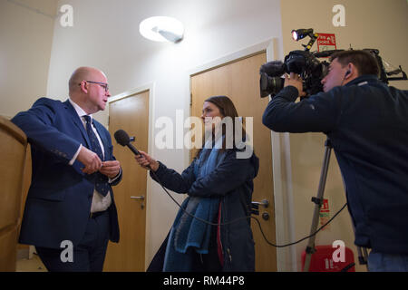 Glasgow, Regno Unito. Il 13 febbraio 2019. (Sinistra) Dr Andrew Buist, sedia di BMA Scozia la Scottish Medici di Medicina Generale Comitato visto intervistata durante una visita con armadietto Segretario per la salute e lo sport in un GP Pratica - la chirurgia Allander in Posil, Glasgow. La Segretaria di salute annuncerà i finanziamenti per un regime di dare GPs supporto extra con il costo di funzionamento delle rispettive pratiche. Credito: Colin Fisher/Alamy Live News Foto Stock