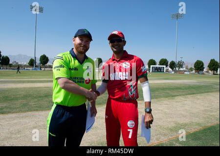 Muscat Oman. Xiii Febbraio, 2019. Pic mostra: Irlanda capitano, Paolo Stirling e Oman capitano, Ajay Lalcheta, agitare prima dell'inizio come Irlanda prendere su Oman il primo giorno dell'Oman serie quadrangolare. Credito: Ian Jacobs/Alamy Live News Foto Stock