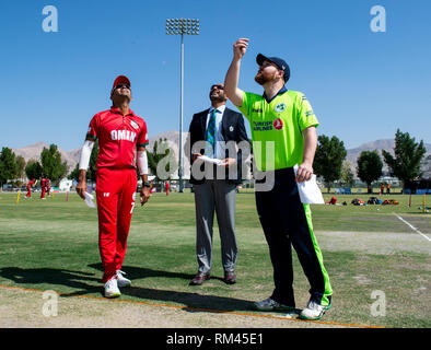 Muscat Oman. Xiii Febbraio, 2019. Pic mostra: Irlanda capitano, Paolo Stirling, capovolge la moneta prima dell'inizio come Irlanda prendere su Oman il primo giorno dell'Oman serie quadrangolare. Credito: Ian Jacobs/Alamy Live News Foto Stock