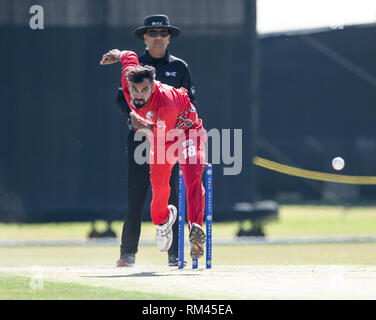 Muscat Oman. Xiii Febbraio, 2019. Pic mostra: Oman's Bilal Khan bocce come Irlanda prendere su Oman il primo giorno dell'Oman serie quadrangolare. Credito: Ian Jacobs/Alamy Live News Foto Stock