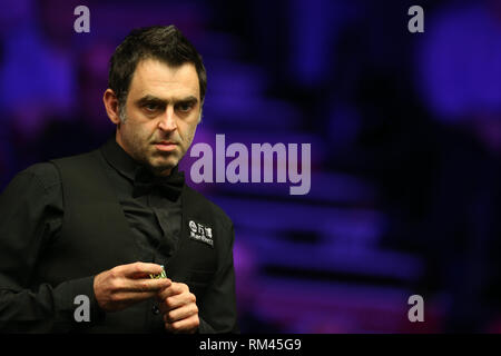 Cardiff, Regno Unito. Xiii Febbraio, 2019. Ronnie O'Sullivan di Inghilterra durante la sua seconda partita contro Yuan SiJun della Cina. Welsh Open snooker, giorno 3 presso il Motorpoint Arena a Cardiff, nel Galles del Sud Mercoledì 13 febbraio 2019. pic tramite carta di credito: Andrew Orchard/Alamy Live News Foto Stock