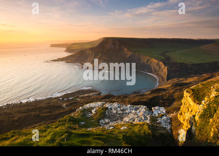 Worth Matravers Dorset, Regno Unito. Il 13 febbraio 2019. Regno Unito Meteo. Vista del tramonto dal South West Coast Path sulla collina Emmetts guardando verso a Chapmans Piscina vicino a Worth Matravers sul Dorset Jurassic Coast alla fine di una giornata di sole. Credito Foto: Graham Hunt/Alamy Live News Foto Stock