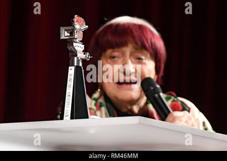 Berlino, Germania. Xiii Febbraio, 2019. Agnès Varda riceve il Berlinale Kamera Award presso la sessantanovesima Festival Internazionale del Cinema di Berlino/Berlinale 2019 alla Berlinale Palast il 13 febbraio 2019 a Berlino, Germania. Credito: Geisler-Fotopress GmbH/Alamy Live News Foto Stock