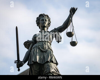 09 novembre 2018, Assia, Frankfurt/Main: la statua di Justitia sorge sulla fontana della Giustizia sul Römerberg. Foto: Frank Rumpenhorst/dpa Foto Stock