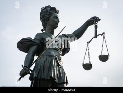 09 novembre 2018, Assia, Frankfurt/Main: la statua di Justitia sorge sulla fontana della Giustizia sul Römerberg. Foto: Frank Rumpenhorst/dpa Foto Stock