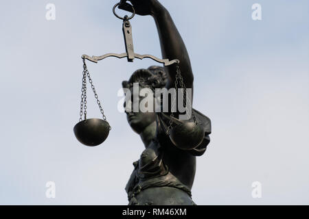 09 novembre 2018, Assia, Frankfurt/Main: la statua di Justitia sorge sulla fontana della Giustizia sul Römerberg. Foto: Frank Rumpenhorst/dpa Foto Stock