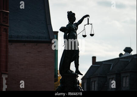 09 novembre 2018, Assia, Frankfurt/Main: la statua di Justitia sorge sulla fontana della Giustizia sul Römerberg. Foto: Frank Rumpenhorst/dpa Foto Stock