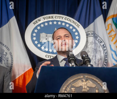 New York, Stati Uniti d'America. Xiii Febbraio, 2019. New York City Council altoparlante e agire pubblico avvocato Corey Johnson e i membri del New York City Council tenere una conferenza stampa su Mercoledì, 13 febbraio 2019 nella Red Room di New York City Hall. Oltre a parlare della legislazione in sospeso Johnson ha parlato di assertivamente omofobi osservazioni fatte dal Consiglio degli Stati Ruben Diaz Sr. e l'altoparlante del piano di sciogliere il comitato FHV di cui Diaz è il presidente. ( © Richard B. Levine) Credito: Richard Levine/Alamy Live News Foto Stock