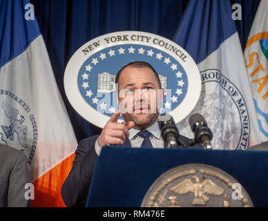 New York, Stati Uniti d'America. Xiii Febbraio, 2019. New York City Council altoparlante e agire pubblico avvocato Corey Johnson e i membri del New York City Council tenere una conferenza stampa su Mercoledì, 13 febbraio 2019 nella Red Room di New York City Hall. Oltre a parlare della legislazione in sospeso Johnson ha parlato di assertivamente omofobi osservazioni fatte dal Consiglio degli Stati Ruben Diaz Sr. e l'altoparlante del piano di sciogliere il comitato FHV di cui Diaz è il presidente. ( © Richard B. Levine) Credito: Richard Levine/Alamy Live News Foto Stock