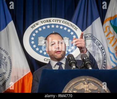 New York, Stati Uniti d'America. Xiii Febbraio, 2019. New York City Council altoparlante e agire pubblico avvocato Corey Johnson e i membri del New York City Council tenere una conferenza stampa su Mercoledì, 13 febbraio 2019 nella Red Room di New York City Hall. Oltre a parlare della legislazione in sospeso Johnson ha parlato di assertivamente omofobi osservazioni fatte dal Consiglio degli Stati Ruben Diaz Sr. e l'altoparlante del piano di sciogliere il comitato FHV di cui Diaz è il presidente. ( © Richard B. Levine) Credito: Richard Levine/Alamy Live News Foto Stock