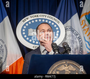 New York, Stati Uniti d'America. Xiii Febbraio, 2019. New York City Council altoparlante e agire pubblico avvocato Corey Johnson e i membri del New York City Council tenere una conferenza stampa su Mercoledì, 13 febbraio 2019 nella Red Room di New York City Hall. Oltre a parlare della legislazione in sospeso Johnson ha parlato di assertivamente omofobi osservazioni fatte dal Consiglio degli Stati Ruben Diaz Sr. e l'altoparlante del piano di sciogliere il comitato FHV di cui Diaz è il presidente. ( © Richard B. Levine) Credito: Richard Levine/Alamy Live News Foto Stock