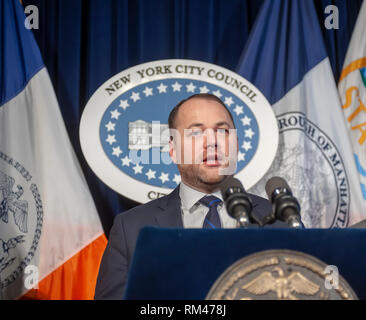 New York, Stati Uniti d'America. Xiii Febbraio, 2019. New York City Council altoparlante e agire pubblico avvocato Corey Johnson e i membri del New York City Council tenere una conferenza stampa su Mercoledì, 13 febbraio 2019 nella Red Room di New York City Hall. Oltre a parlare della legislazione in sospeso Johnson ha parlato di assertivamente omofobi osservazioni fatte dal Consiglio degli Stati Ruben Diaz Sr. e l'altoparlante del piano di sciogliere il comitato FHV di cui Diaz è il presidente. ( © Richard B. Levine) Credito: Richard Levine/Alamy Live News Foto Stock