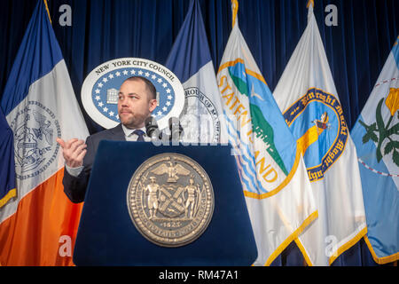 New York, Stati Uniti d'America. Xiii Febbraio, 2019. New York City Council altoparlante e agire pubblico avvocato Corey Johnson e i membri del New York City Council tenere una conferenza stampa su Mercoledì, 13 febbraio 2019 nella Red Room di New York City Hall. Oltre a parlare della legislazione in sospeso Johnson ha parlato di assertivamente omofobi osservazioni fatte dal Consiglio degli Stati Ruben Diaz Sr. e l'altoparlante del piano di sciogliere il comitato FHV di cui Diaz è il presidente. ( © Richard B. Levine) Credito: Richard Levine/Alamy Live News Foto Stock