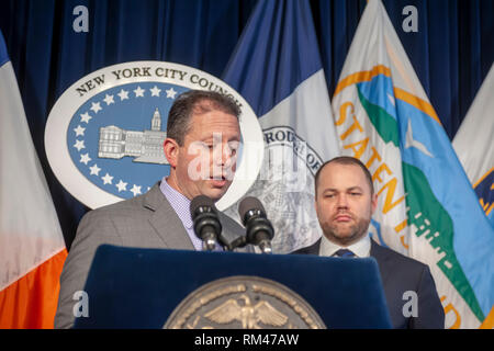 New York, Stati Uniti d'America. Xiii Febbraio, 2019. New York City membro del Consiglio Brad Lander, a sinistra e di un altoparlante e agire pubblico avvocato Corey Johnson nel corso di una conferenza stampa su Mercoledì, 13 febbraio 2019 nella Red Room di New York City Hall. Oltre a parlare della legislazione in sospeso Johnson ha parlato di assertivamente omofobi osservazioni fatte dal Consiglio degli Stati Ruben Diaz Sr. e l'altoparlante del piano di sciogliere il comitato FHV di cui Diaz è il presidente. ( © Richard B. Levine) Credito: Richard Levine/Alamy Live News Foto Stock