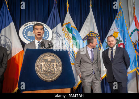 New York, Stati Uniti d'America. Xiii Febbraio, 2019. (L-R) New York City membri del Consiglio Ydanis Rodriguez, Brad Lander e altoparlante e agire pubblico avvocato Corey Johnson nel corso di una conferenza stampa su Mercoledì, 13 febbraio 2019 nella Red Room di New York City Hall. Oltre a parlare della legislazione in sospeso Johnson ha parlato di assertivamente omofobi osservazioni fatte dal Consiglio degli Stati Ruben Diaz Sr. e l'altoparlante del piano di sciogliere il comitato FHV di cui Diaz è il presidente. ( © Richard B. Levine) Credito: Richard Levine/Alamy Live News Foto Stock