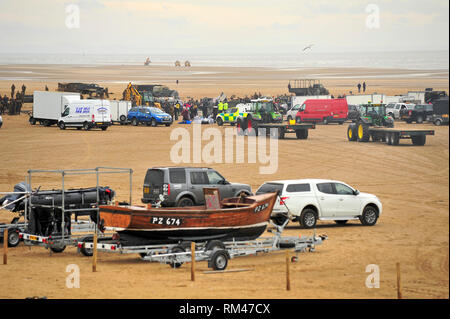 St Annes, Lancashire, Regno Unito. Xiii Febbraio 2019. Il BBC Television Guerra Mondiale di dramma sul fuoco,è girato su St Annes beach,Lancashire. Personale di produzione,attori e i veicoli sono stati raccolti sulla vasta distesa di spiaggia per la realizzazione dell'epica storia ambientata durante la Seconda Guerra Mondiale. Kev Walsh Alamy/Live News Foto Stock