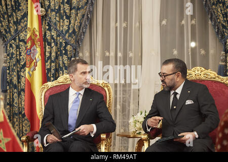 Rabat, Marocco. Xiii Febbraio, 2019. Mohammed VI del Marocco, re Felipe VI di Spagna assiste una firma di accordi bilaterali a Palazzo Reale di Agdal il 13 febbraio 2019 a Rabat, Marocco.La spagnola Royals sono su di una visita di due giorni in Marocco Credit: Jack Abuin/ZUMA filo/Alamy Live News Foto Stock