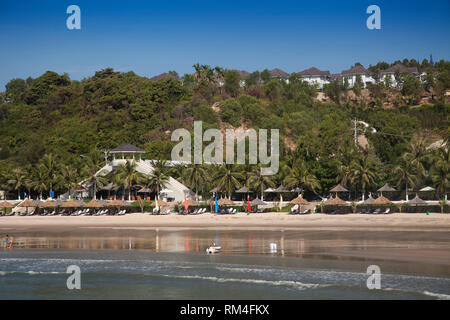 Spiaggia con fronte spiaggia vicino al mare vista Hotel, su Phan Thiet Bay, Mui ne, sul Mare del Sud della Cina, Vietnam Foto Stock