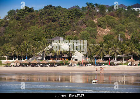 Spiaggia con fronte spiaggia vicino al mare vista Hotel, su Phan Thiet Bay, Mui ne, sul Mare del Sud della Cina, Vietnam Foto Stock