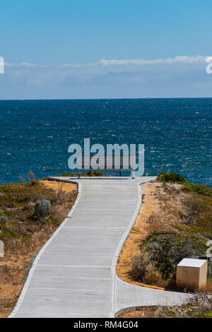 Panca guardando verso l'oceano in un suggestivo belvedere presso la dinamite nella baia di Capo Verde, Australia occidentale Foto Stock