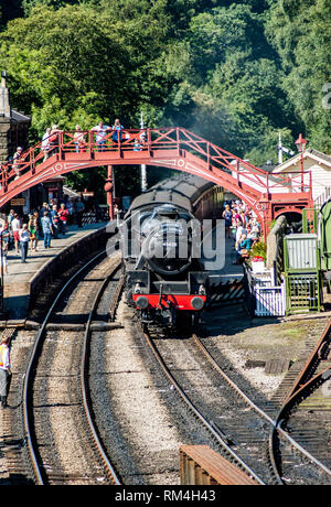 Nero 5 Eric Treacy in attesa di discostarsi dalla stazione a Goathland southbound per Pickering Foto Stock