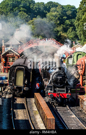 Nero 5 Eric Treacy in attesa di discostarsi dalla stazione a Goathland southbound per Pickering Foto Stock