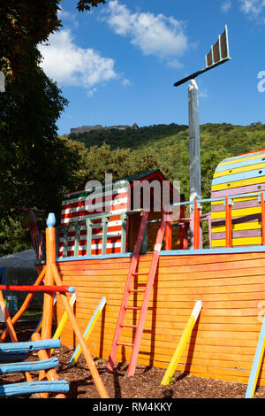 Parco giochi con castello reale sulla collina a Visegrád, Ungheria Foto Stock