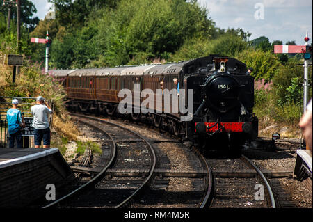 0-6-0 British Rail serbatoio del motore 1501 arrivando alla stazione di Arley in Severn Valley Steam Railway Foto Stock