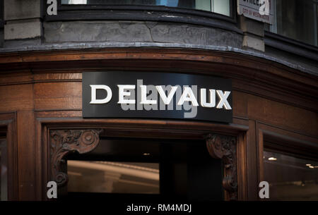 London, Greater London, Regno Unito, 7 febbraio 2018, un segno e un logo per Delvaux store su Bond Street Foto Stock