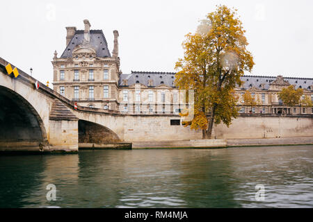 Parigi (Francia) - Il fiume Senna, il museo del Louvre e la Giostra bridge Foto Stock