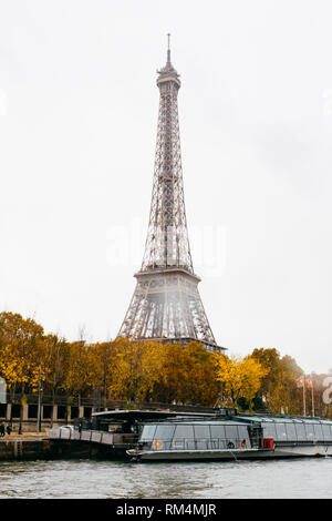 Parigi, Francia - 11 novembre 2018 - Tour Eiffel in un giorno di pioggia durante la senna la navigazione in bateau mouche Foto Stock