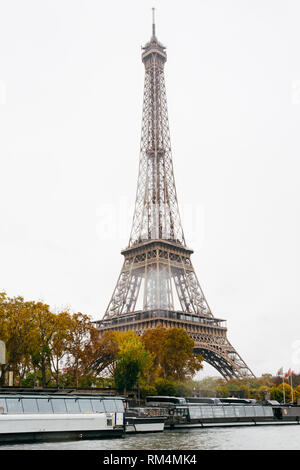 Parigi, Francia - 11 novembre 2018 - Tour Eiffel durante la senna della navigazione in bateau mouche in un giorno di pioggia Foto Stock