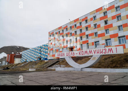 Memoriale comunista Barentsburg un carbone città mineraria, russo miniere di carbone in liquidazione Billefjorden, Spitsbergen, Norvegia Foto Stock