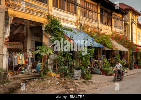 Cambogia, Kampot Provincia, Kampot città, Street 703, non ripristinati decadendo francese antico edifici coloniali inOld area di mercato Foto Stock