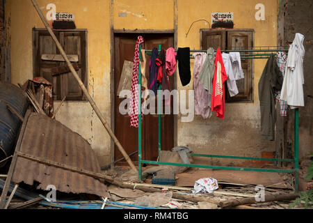Cambogia, Kampot Provincia, Kampot città vecchia area di mercato, opportunità di investimento, lavaggio esterno decadendo francese antico edifici coloniali Foto Stock