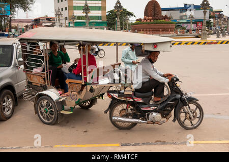 Cambogia, Kampot Provincia, Kampot città, rotonda Durian, passeggeri in moto-remork, moto tirato taxi Foto Stock
