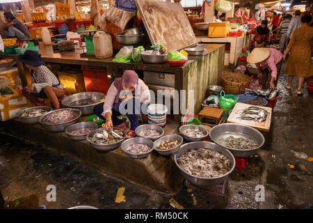 Cambogia, Kampot Provincia, Kampot, Psar Samaki, Mercato Centrale , Musulmana di venditore di pesce Foto Stock