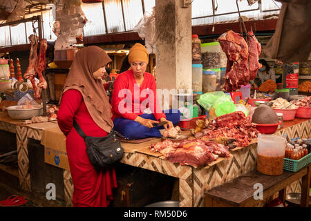 Cambogia, Kampot Provincia, Kampot, Psar Samaki, Mercato Centrale , Musulmana di venditore di carne Foto Stock