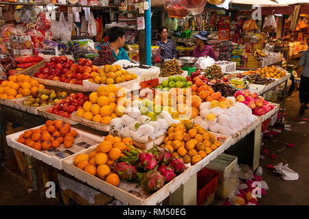Cambogia, Kampot Provincia, Kampot, Psar Samaki, Mercato Centrale , ben rifornito di stallo di frutta Foto Stock