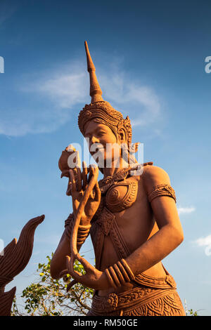 Cambogia, Kampot Provincia, Kampot, Lotus Pond, parco urbano e giardino, Suvannamaccha divinità Mermaid statua Foto Stock