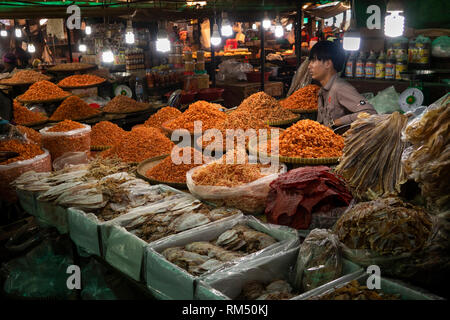 Cambogia, Kampot Provincia, Kep Psar Kdarm, granchio, mercato interno, essiccato di stallo di frutti di mare Foto Stock