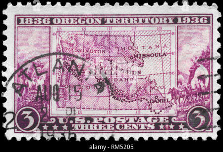 Stati Uniti - circa 1936: un timbro Stampato negli USA mostra la mappa del territorio di Oregon, dedicato al centenario della apertura, circa 1936 Foto Stock